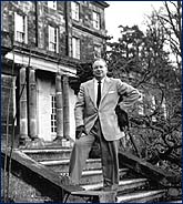 Hubbard en su residencia de Saint Hills, Inglaterra